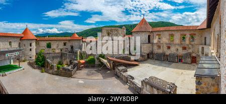 Hof der Burg Zuzemberk in Slowenien Stockfoto