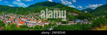 Luftaufnahme der slowenischen Stadt Idrija Stockfoto