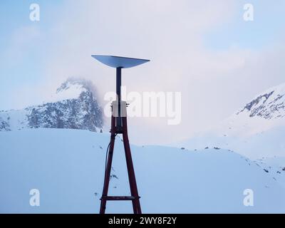 Starlink Satelliten-Internet-Basisstation Antenne in subarktischer Winterlandschaft. Stockfoto