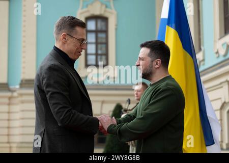 Ukrainischer Präsident Wolodymyr Zelensky Treffen mit dem finnischen Präsidenten Alexander Stubb in Kiew ukrainischer Präsident Wolodymyr Zelensky Treffen mit dem finnischen Präsidenten Alexander Stubb in Kiew am 3. April 2024. Während der russischen Invasion in der Ukraine. Foto von PRÄSIDENT DER UKRAINE apaimages Ukraine Ukraine Ukraine Ukraine Ukraine 030424 Ukraine UPO 0020.jpeg Copyright: XapaimagesxPRESIDENTxOFxUKRAINExxapaimagesx Stockfoto