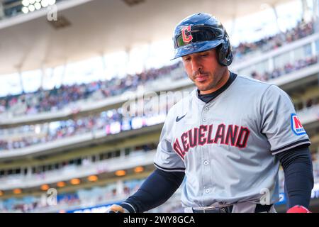 Minneapolis, Minnesota, USA. April 2024. Der rechte Feldspieler RAMON LAUREANO (10) der Cleveland Guardians sieht sich während eines MLB-Spiels zwischen den Minnesota Twins und den Cleveland Guardians am 4. April 2024 im Target Field an. (Kreditbild: © Steven Garcia/ZUMA Press Wire) NUR REDAKTIONELLE VERWENDUNG! Nicht für kommerzielle ZWECKE! Stockfoto
