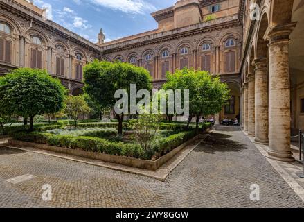 ROM, ITALIEN - 26. MAI 2022: Galerie Doria Pamphilj in der Nähe des Palazzo Bonaparte. Kunst von Rubens und Tizian, dazu kunstvoll verzierte Möbel und Wandteppiche in p Stockfoto