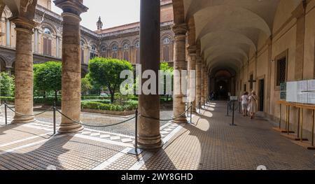 ROM, ITALIEN - 26. MAI 2022: Galerie Doria Pamphilj in der Nähe des Palazzo Bonaparte. Kunst von Rubens und Tizian, dazu kunstvoll verzierte Möbel und Wandteppiche in p Stockfoto