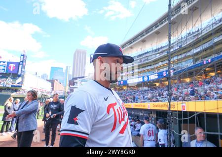 Minneapolis, Minnesota, USA. April 2024. Minnesota Twins Shortstop CARLOS CORREA (4) vor einem MLB-Spiel zwischen den Minnesota Twins und den Cleveland Guardians im Target Field am 4. April 2024. (Kreditbild: © Steven Garcia/ZUMA Press Wire) NUR REDAKTIONELLE VERWENDUNG! Nicht für kommerzielle ZWECKE! Stockfoto