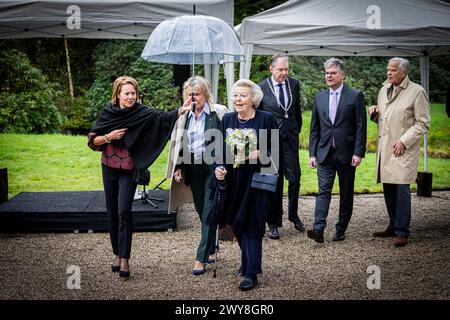 BAARN - Prinzessin Beatrix von den Niederlanden bei der Enthüllung der Bronzeskulptur-Gruppe The Royal Family, die 1996 vom Bildhauer Arthur Spronken im Park des Soestdijk mit der Besitzerin Maya Meijer geschaffen wurde, 4. April 2024. Foto: Patrick van Katwijk Stockfoto