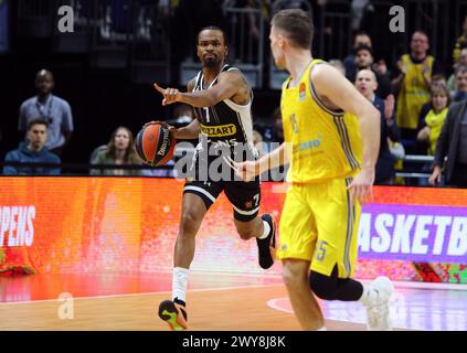 Berlin, Deutschland. 4. April 2024: Kevin PUNTER von Partizan Belgrad (#7) attackiert während des Basketballspiels der Turkish Airlines EuroLeague gegen AL Berlin in der Uber Arena in Berlin. Partizan gewann 94:83. Quelle: Oleksandr Prykhodko/Alamy Live News Stockfoto