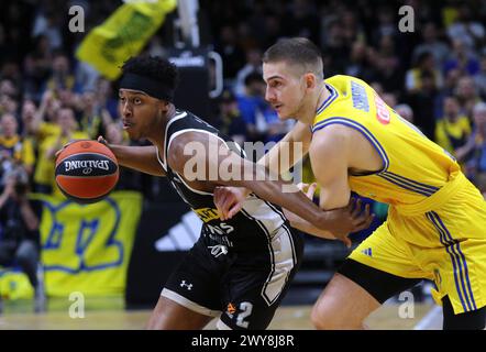 Berlin, Deutschland. 4. April 2024: Zach LEDAY von Partizan Belgrad (L) und Tim SCHNEIDER von ALBA Berlin in Aktion während ihres Basketballspiels Turkish Airlines EuroLeague in der Uber Arena in Berlin. Quelle: Oleksandr Prykhodko/Alamy Live News Stockfoto