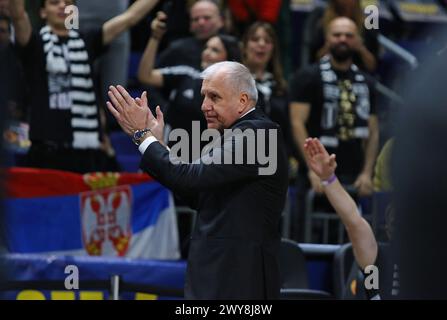 Berlin, Deutschland. 4. April 2024: Zeljko OBRADOVIC, Head Coach von Partizan Belgrad, in Aktion beim Turkish Airlines EuroLeague Basketballspiel ALBA Berlin gegen Partizan Belgrad in der Uber Arena in Berlin. Quelle: Oleksandr Prykhodko/Alamy Live News Stockfoto