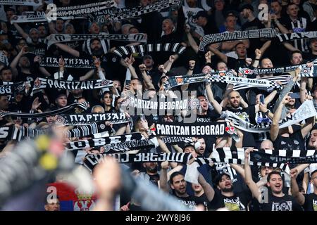 Berlin, Deutschland. 4. April 2024: Partizan Belgrad Unterstützer zeigen ihre Unterstützung beim Basketballspiel der Turkish Airlines EuroLeague gegen ALBA Berlin in der Uber Arena in Berlin. Quelle: Oleksandr Prykhodko/Alamy Live News Stockfoto