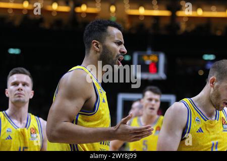 Berlin, Deutschland. 4. April 2024: Johannes THIEMANN von ALBA Berlin (C) reagiert während des Basketballspiels der Turkish Airlines EuroLeague gegen Partizan Belgrad in der Uber Arena in Berlin. Partizan gewann 94:83. Quelle: Oleksandr Prykhodko/Alamy Live News Stockfoto