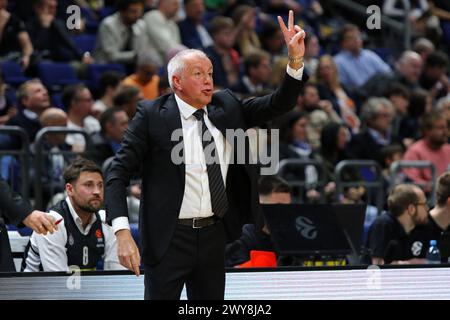 Berlin, Deutschland. 4. April 2024: Zeljko OBRADOVIC, Head Coach von Partizan Belgrad, in Aktion beim Turkish Airlines EuroLeague Basketballspiel ALBA Berlin gegen Partizan Belgrad in der Uber Arena in Berlin. Quelle: Oleksandr Prykhodko/Alamy Live News Stockfoto