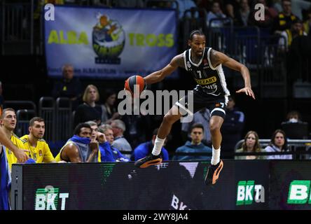 Berlin, Deutschland. 4. April 2024: Kevin PUNTER von Partizan Belgrad (#7) in Aktion während des Basketballspiels der Turkish Airlines EuroLeague gegen AL Berlin in der Uber Arena in Berlin. Partizan gewann 94:83. Quelle: Oleksandr Prykhodko/Alamy Live News Stockfoto