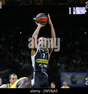 Berlin, Deutschland. 4. April 2024: Kevin PUNTER von Partizan Belgrad (#7) attackiert während des Basketballspiels der Turkish Airlines EuroLeague gegen AL Berlin in der Uber Arena in Berlin. Partizan gewann 94:83. Quelle: Oleksandr Prykhodko/Alamy Live News Stockfoto