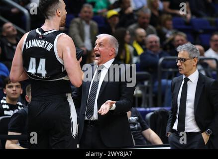 Berlin, Deutschland. 4. April 2024: Zeljko OBRADOVIC, Head Coach von Partizan Belgrad, in Aktion beim Turkish Airlines EuroLeague Basketballspiel ALBA Berlin gegen Partizan Belgrad in der Uber Arena in Berlin. Quelle: Oleksandr Prykhodko/Alamy Live News Stockfoto