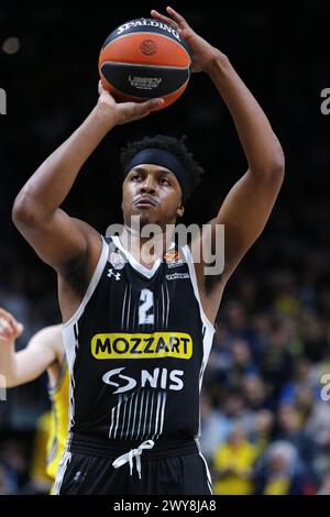 Berlin, Deutschland. 4. April 2024: Zach LEDAY von Partizan Belgrad (#2) führt einen Freiwurf (Foul-Schuss) während des Basketballspiels der Turkish Airlines EuroLeague gegen ALBA Berlin in der Uber Arena in Berlin aus. Partizan gewann 94:83. Quelle: Oleksandr Prykhodko/Alamy Live News Stockfoto