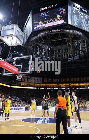 Berlin, Deutschland. 4. April 2024: Zach LEDAY von Partizan Belgrad (#2) führt einen Freiwurf (Foul-Schuss) während des Basketballspiels der Turkish Airlines EuroLeague gegen ALBA Berlin in der Uber Arena in Berlin aus. Partizan gewann 94:83. Quelle: Oleksandr Prykhodko/Alamy Live News Stockfoto