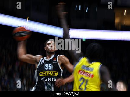 Berlin, Deutschland. 4. April 2024: Perry DOZIER Jr. Von Partizan Belgrad (#35) attackiert während des Basketballspiels der Turkish Airlines EuroLeague gegen AL Berlin in der Uber Arena in Berlin. Partizan gewann 94:83. Quelle: Oleksandr Prykhodko/Alamy Live News Stockfoto