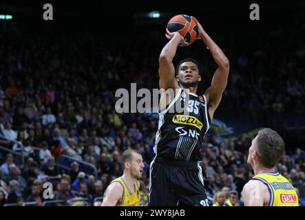 Berlin, Deutschland. 4. April 2024: Perry DOZIER Jr. Von Partizan Belgrad (#35) attackiert während des Basketballspiels der Turkish Airlines EuroLeague gegen AL Berlin in der Uber Arena in Berlin. Partizan gewann 94:83. Quelle: Oleksandr Prykhodko/Alamy Live News Stockfoto