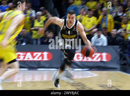 Berlin, Deutschland. 4. April 2024: Aleksa AVRAMOVIC aus Partizan Belgrad (#4) kontrolliert einen Ball während des Basketballspiels der Turkish Airlines EuroLeague gegen ALBA Berlin in der Uber Arena in Berlin. Partizan gewann 94:83. Quelle: Oleksandr Prykhodko/Alamy Live News Stockfoto