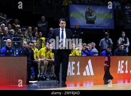 Berlin, Deutschland. 4. April 2024: Israel GONZALEZ, Head Coach von ALBA Berlin, in Aktion während des Turkish Airlines EuroLeague Basketballspiels ALBA Berlin gegen Partizan Belgrad in der Uber Arena in Berlin. Quelle: Oleksandr Prykhodko/Alamy Live News Stockfoto