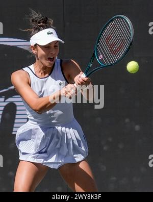 4. April 2024: Jaqueline Cristian (ROU) besiegte Emma Navarro (USA) bei den Credit One Charleston Open im Family Circle Tennis Center in Charleston, South Carolina/ © Leslie Billman/Tennisclix/Cal Sport Media (Credit Image: © Leslie Billman/Cal Sport Media) Stockfoto