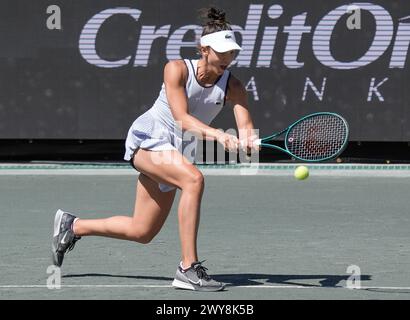 4. April 2024: Jaqueline Cristian (ROU) besiegte Emma Navarro (USA) bei den Credit One Charleston Open im Family Circle Tennis Center in Charleston, South Carolina/ © Leslie Billman/Tennisclix/Cal Sport Media (Credit Image: © Leslie Billman/Cal Sport Media) Stockfoto