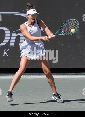 4. April 2024: Jaqueline Cristian (ROU) besiegte Emma Navarro (USA) bei den Credit One Charleston Open im Family Circle Tennis Center in Charleston, South Carolina/ © Leslie Billman/Tennisclix/Cal Sport Media (Credit Image: © Leslie Billman/Cal Sport Media) Stockfoto