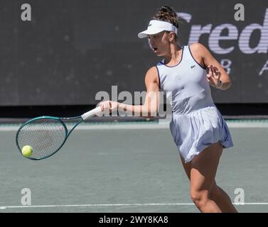 4. April 2024: Jaqueline Cristian (ROU) besiegte Emma Navarro (USA) bei den Credit One Charleston Open im Family Circle Tennis Center in Charleston, South Carolina/ © Leslie Billman/Tennisclix/Cal Sport Media Stockfoto