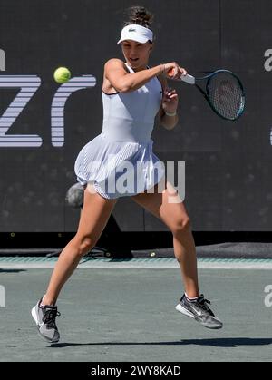 4. April 2024: Jaqueline Cristian (ROU) besiegte Emma Navarro (USA) bei den Credit One Charleston Open im Family Circle Tennis Center in Charleston, South Carolina/ © Leslie Billman/Tennisclix/Cal Sport Media Stockfoto