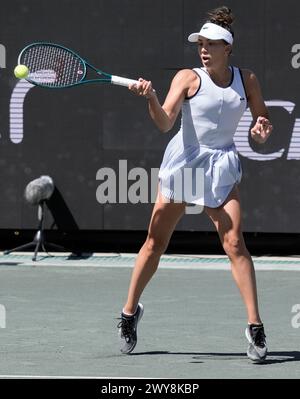 4. April 2024: Jaqueline Cristian (ROU) besiegte Emma Navarro (USA) bei den Credit One Charleston Open im Family Circle Tennis Center in Charleston, South Carolina/ © Leslie Billman/Tennisclix/Cal Sport Media Stockfoto