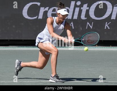 4. April 2024: Jaqueline Cristian (ROU) besiegte Emma Navarro (USA) bei den Credit One Charleston Open im Family Circle Tennis Center in Charleston, South Carolina/ © Leslie Billman/Tennisclix/Cal Sport Media Stockfoto