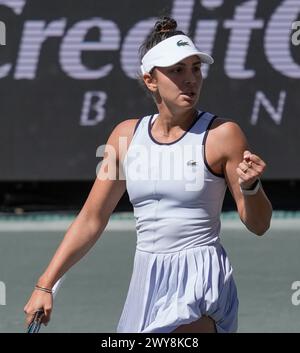 4. April 2024: Jaqueline Cristian (ROU) besiegte Emma Navarro (USA) bei den Credit One Charleston Open im Family Circle Tennis Center in Charleston, South Carolina/ © Leslie Billman/Tennisclix/Cal Sport Media Stockfoto