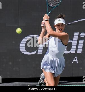 4. April 2024: Jaqueline Cristian (ROU) besiegte Emma Navarro (USA) bei den Credit One Charleston Open im Family Circle Tennis Center in Charleston, South Carolina/ © Leslie Billman/Tennisclix/Cal Sport Media Stockfoto