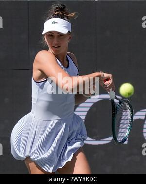 4. April 2024: Jaqueline Cristian (ROU) besiegte Emma Navarro (USA) bei den Credit One Charleston Open im Family Circle Tennis Center in Charleston, South Carolina/ © Leslie Billman/Tennisclix/Cal Sport Media Stockfoto