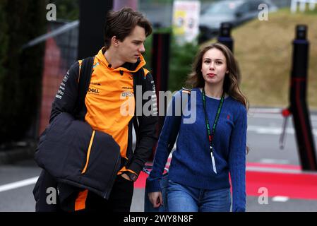 Suzuka, Japan. April 2024. Oscar Piastri (aus) McLaren mit seiner Freundin Lily Zneimer (GBR). Formel-1-Weltmeisterschaft, Rd 4, großer Preis von Japan, Freitag, 5. April 2024. Suzuka, Japan. Quelle: James Moy/Alamy Live News Stockfoto