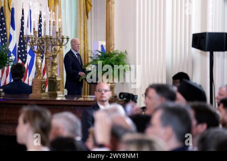 US-Präsident Joe Biden hält am 4. April 2024 bei einem Empfang zum griechischen Unabhängigkeitstag im East Room des Weißen Hauses in Washington eine Rede. Guthaben: Yuri Gripas/Pool über CNP Stockfoto