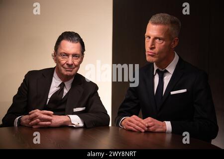 Berlin, Deutschland. März 2024. Die Schriftsteller Martin Suter (l) und Benjamin von Stuckrad-Barre sitzen nebeneinander. Die erfolgreichen Autoren schreiben zusammen ein weiteres Buch. Sie veröffentlichen eine Reihe von Gesprächen unter dem Titel „kein Grund, sofort zu schreien“. Beide Autoren gaben dies der Deutschen Presseagentur bekannt. (Zu dpa 'Suter und von Stuckrad-Barre schreiben ein weiteres Buch zusammen') Credit: Sebastian Gollnow/dpa/Alamy Live News Stockfoto