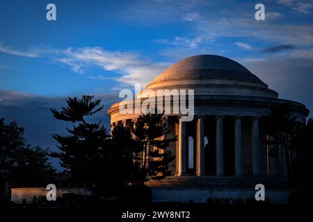 Washington, Usa. April 2024. Die untergehende Sonne erleuchtet das Jefferson Memorial am 4. April 2024 in Washington, DC. Der National Park Service wird etwa 300 Bäume Fällen, davon 140 die berühmten Kirschbäume, damit sie die zerstörten Meeresmauern rund um das Tidal Basin reparieren und wieder aufbauen können. Die Meeresmauern wurden in den späten 1800er Jahren errichtet und einige Abschnitte sind wegen schlechter Entwässerung, Erosion und steigendem Wasserspiegel bis zu 5 Fuß gesunken. (Foto: Samuel Corum/SIPA USA) Credit: SIPA USA/Alamy Live News Stockfoto