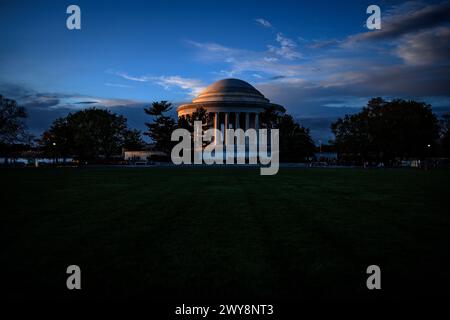 Washington, Usa. April 2024. Die untergehende Sonne erleuchtet das Jefferson Memorial am 4. April 2024 in Washington, DC. Der National Park Service wird etwa 300 Bäume Fällen, davon 140 die berühmten Kirschbäume, damit sie die zerstörten Meeresmauern rund um das Tidal Basin reparieren und wieder aufbauen können. Die Meeresmauern wurden in den späten 1800er Jahren errichtet und einige Abschnitte sind wegen schlechter Entwässerung, Erosion und steigendem Wasserspiegel bis zu 5 Fuß gesunken. (Foto: Samuel Corum/SIPA USA) Credit: SIPA USA/Alamy Live News Stockfoto