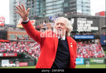 St. Louis, Usa. April 2024. Ehemalige St. Louis Cardinals Fänger, Mitglied der St. Die Louis Cardinals Hall of Fame und die National Baseball Hall of Fame Ted Simmons winken der Menge zu, als er während der Eröffnungsfeier vor einem Spiel gegen die Miami Marlins im Busch Stadium in St. vorgestellt wird Louis am Donnerstag, 4. April 2024. Foto: Bill Greenblatt/UPI Credit: UPI/Alamy Live News Stockfoto