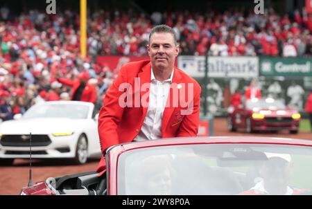 St. Louis, Usa. April 2024. Ehemalige St. Louis Cardinals Outfield und Mitglied der St. Louis Cardinals Hall of Fame Jim Edmonds lächelt der Menge zu, als er während der Eröffnungsfeier vor einem Spiel gegen die Miami Marlins im Busch Stadium in St. vorgestellt wird Louis am Donnerstag, 4. April 2024. Foto: Bill Greenblatt/UPI Credit: UPI/Alamy Live News Stockfoto