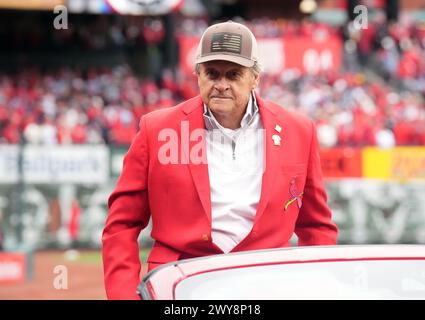 St. Louis, Usa. April 2024. Ehemalige St. Louis Cardinals Manager, Mitglied der St. Die Louis Cardinals Hall of Fame und Tony La Russa, die National Baseball Hall of Fame, lächelt der Menge zu, als er während der Eröffnungsfeier vor einem Spiel gegen die Miami Marlins im Busch Stadium in St. vorgestellt wird Louis am Donnerstag, 4. April 2024. Foto: Bill Greenblatt/UPI Credit: UPI/Alamy Live News Stockfoto