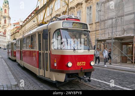 Straßenbahn, Straßenbahn, Karmelitska Straße in Mala Strana, Kleinstadt in Prag in der Tschechischen Republik Stockfoto