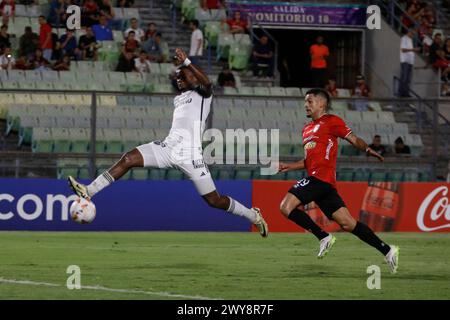 Caracas, Venezuela. April 2024. CARACAS, VENEZUELA - 4. APRIL: Spiel zwischen Atletico-MG und Caracas FC als Teil der Gruppe G der Copa CONMEBOL Libertadores im Estadio Olímpico de la UCV am 4. April 2024 in Caracas, Venezuela. (Foto von Pedro Rances Mattey/PxImages) Credit: PX Images/Alamy Live News Stockfoto