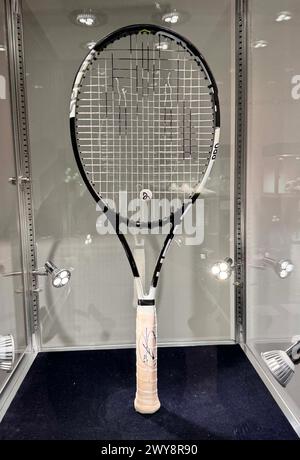 New York, New York, USA. April 2024. NOVAK DJOKOVIC 2015 US Open ''˜Championship Clinching' Spiel verwendet Racket, EST. $40.000 - $60.000, gesehen während der Sotheby's Sports Week New York. (Kreditbild: © Nancy Kaszerman/ZUMA Press Wire) NUR REDAKTIONELLE VERWENDUNG! Nicht für kommerzielle ZWECKE! Stockfoto