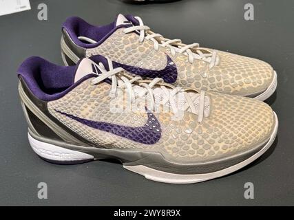 New York, New York, USA. April 2024. KOBE BRYANT Los Angeles Lakers 2010 -2011 DUAL - signierte Sneakers, EST. $10.000 - $20.000, gesehen während der Sotheby's Sports Week New York. (Kreditbild: © Nancy Kaszerman/ZUMA Press Wire) NUR REDAKTIONELLE VERWENDUNG! Nicht für kommerzielle ZWECKE! Stockfoto