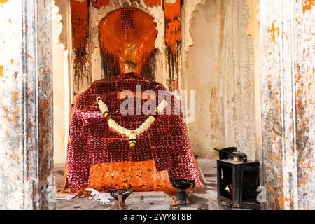 Der antike hindu-hanuman-Tempel am Tag aus einem flachen Winkel wird im Kumbhal-Fort kumbhalgarh rajasthan indien aufgenommen. Stockfoto