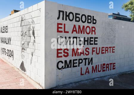 Buenos Aires, Buenos Aires, Argentinien. April 2024. Am vergangenen Sonntag haben russische Künstler, die in der Stadt leben, ein Wandbild zu Ehren von Alexei Nawalny an der Ecke Brasil und Balcarce in der Nachbarschaft San Telmo gemalt. Nawalny, Wladimir Putins Hauptgegner, starb am 16. Februar unter unklaren Umständen. (Kreditbild: © Esteban Osorio/ZUMA Press Wire) NUR REDAKTIONELLE VERWENDUNG! Nicht für kommerzielle ZWECKE! Stockfoto