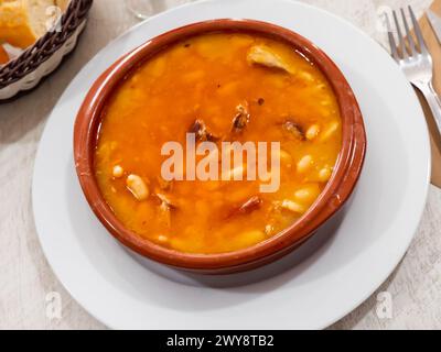 Fabada asturiana serviert in braunen Teller Stockfoto