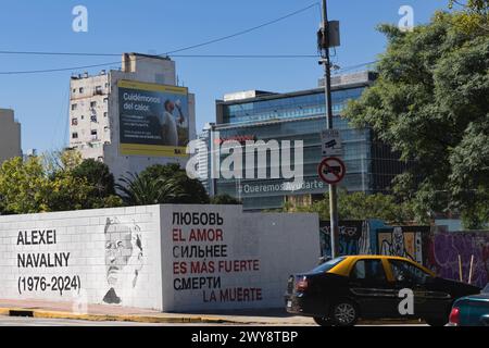 Buenos Aires, Buenos Aires, Argentinien. April 2024. Am vergangenen Sonntag haben russische Künstler, die in der Stadt leben, ein Wandbild zu Ehren von Alexei Nawalny an der Ecke Brasil und Balcarce in der Nachbarschaft San Telmo gemalt. Nawalny, Wladimir Putins Hauptgegner, starb am 16. Februar unter unklaren Umständen. (Kreditbild: © Esteban Osorio/ZUMA Press Wire) NUR REDAKTIONELLE VERWENDUNG! Nicht für kommerzielle ZWECKE! Stockfoto